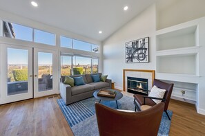 Living area - Spacious 4-bedroom house in serene Hercules (Hercules)