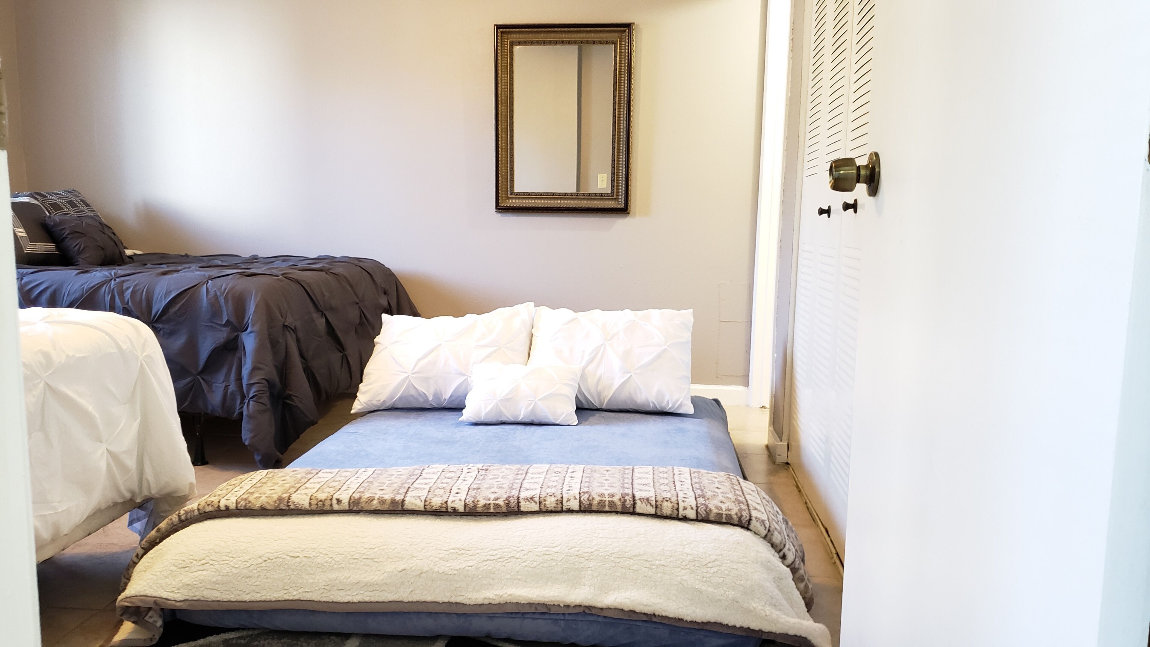 Tabla de planchar con plancha, wifi y ropa de cama 