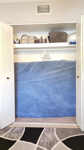 Interior - Cozy 1-bedroom apartment in charming Gainesville with AC and gym (Gainesville)