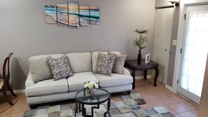Living area - Cozy 1-bedroom apartment in charming Gainesville with AC and gym (Gainesville)