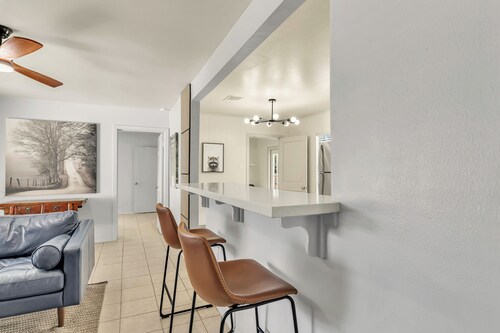 Emma's:King Beds/2 Miles to Campus (4BR)