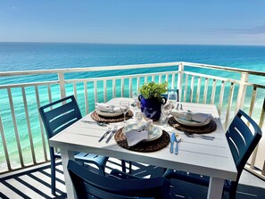 Outdoor dining - Splash Resort Panama City Beach 3 BR, 3 BA, Sleeps 10, Beach Chair Set Included (Panama City Beach)