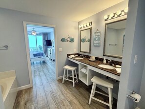 3 bedrooms, iron/ironing board, free WiFi, bed sheets - Splash Resort Panama City Beach 3 BR, 3 BA, Sleeps 10, Beach Chair Set Included (Panama City Beach)