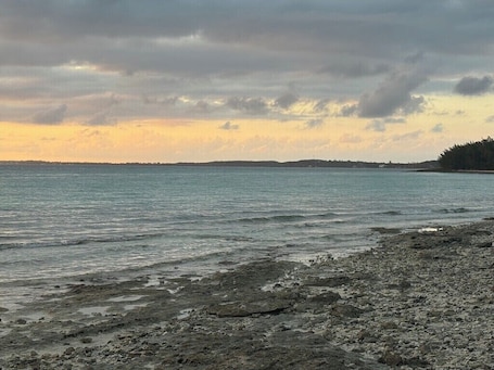 Beach. Cozy, comfortable 1-bedroom apartment in charming Eleuthera near to the beach.