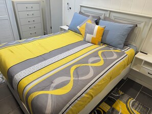 1 dormitorio, tabla de planchar con plancha, wifi y ropa de cama