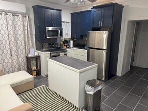 Private kitchen - Cozy 1-bedroom apartment in charming James Cistern, Eleuthera near to the water. (North Eleuthera)