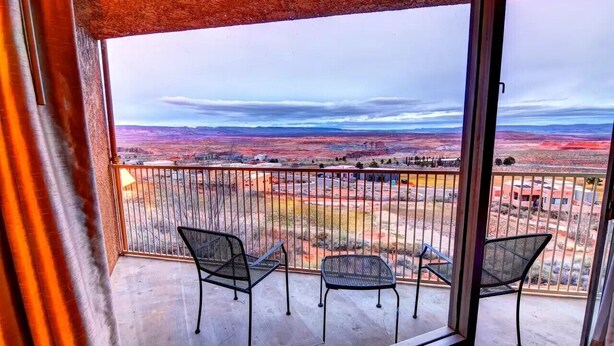 A balcony with two metal chairs and a view of a desert landscape. -  Scenic View Inn - Lake Powell - Page AZ (Page)