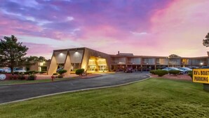 A hotel with a modern design, featuring a large parking area and a well-maintained lawn. -  Scenic View Inn - Lake Powell - Page AZ (Page)