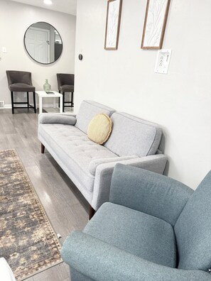 Living area - 2-bedroom modern house in charming Pittsburgh (Pittsburgh)