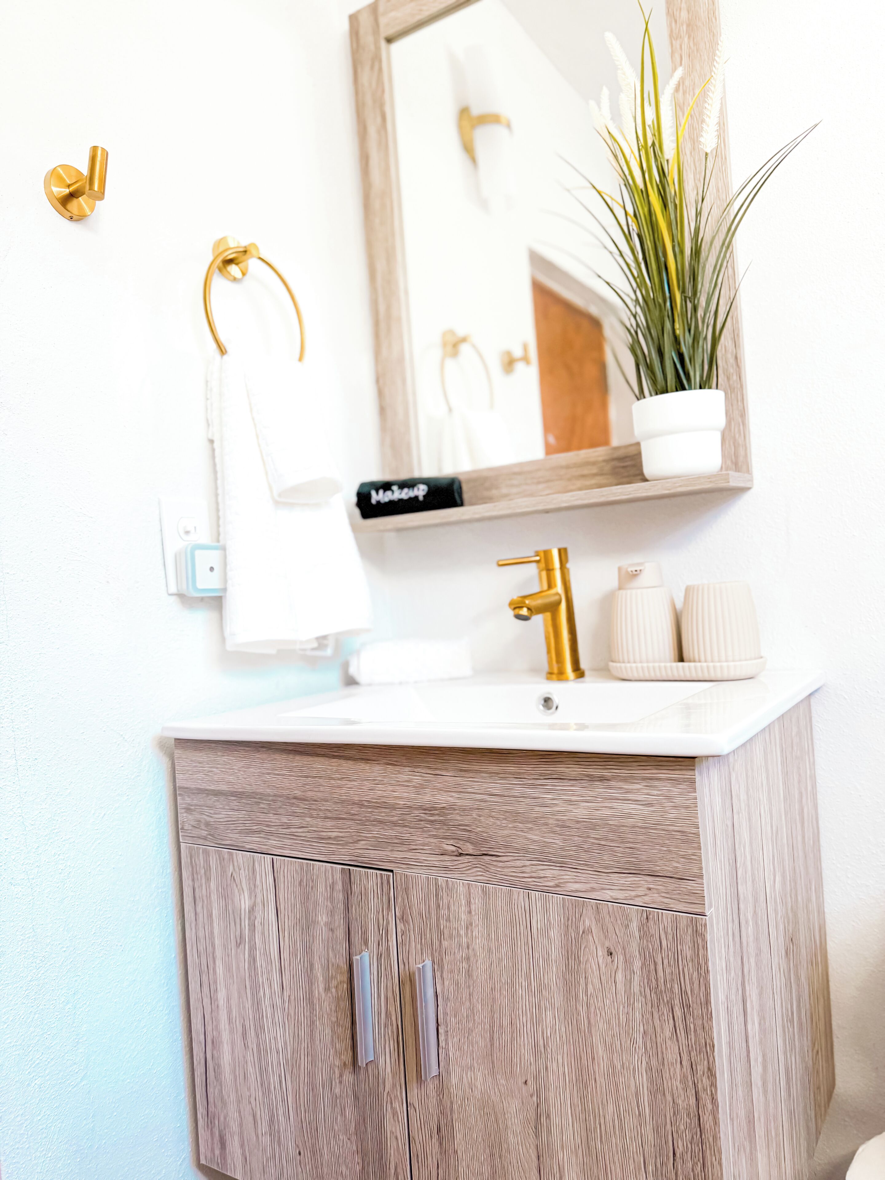 Suihku, hiustenkuivaaja, pyyhkeet, saippua