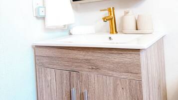 Suihku, hiustenkuivaaja, pyyhkeet, saippua