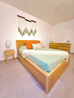 2 chambres, bureau, fer et planche à repasser, accès au Wi-Fi (inclus)