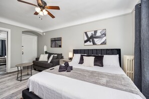 Tabla de planchar con plancha, wifi y ropa de cama 