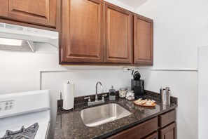 Coffee/tea maker, fridge, microwave, oven - Charming Loft: King Bd/Elevator/Train/Bus/Shops (Oak Park)