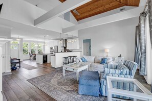 Casa Deluxe, balcón, vistas a la playa | Zona de estar | Smart TV de 40 pulgadas con canales digitales, servicios de streaming