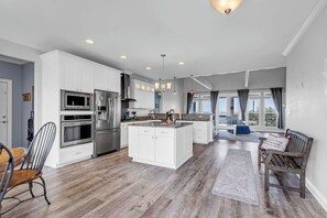 Maison Deluxe, balcon, vue plage | Cuisine privée