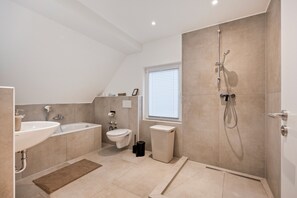 Hair dryer, towels, soap, toilet paper - Central in Haan - 4 bedrooms - Up to 7 persons (Haan)