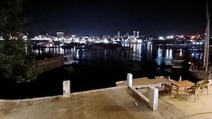 Vista al agua con un muelle y una zona de estar.