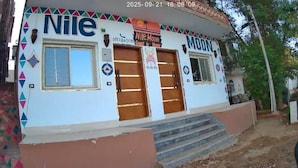 Un edificio con el nombre 'Nile Moon' y 'MODE' en la fachada, que presenta una escalera que conduce a la entrada.