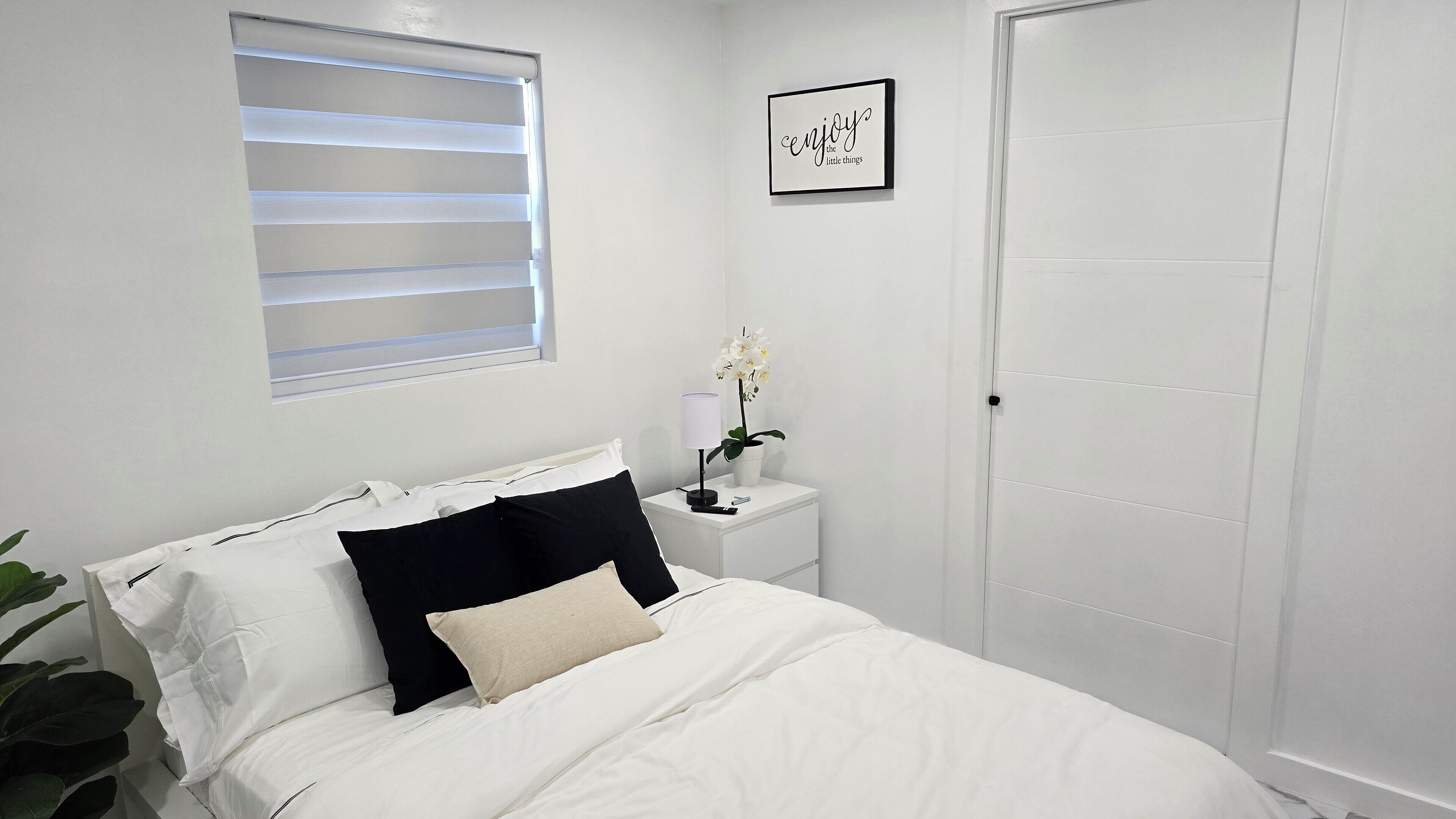 Escritorio, tabla de planchar con plancha, wifi gratis y ropa de cama 