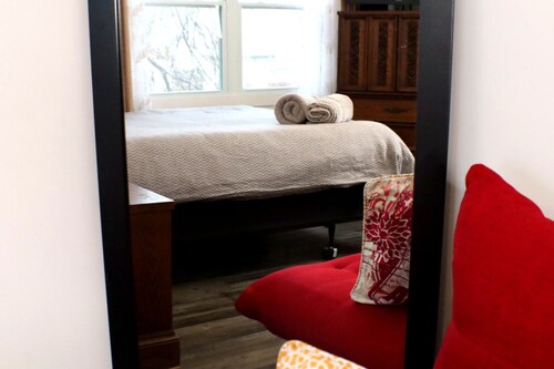 Cozy Modern Suite Near All Amenities + Transit. / Parking + Wi-Fi + Laundry