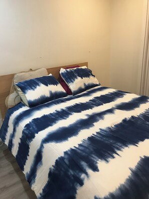 2 bedrooms, internet, bed sheets