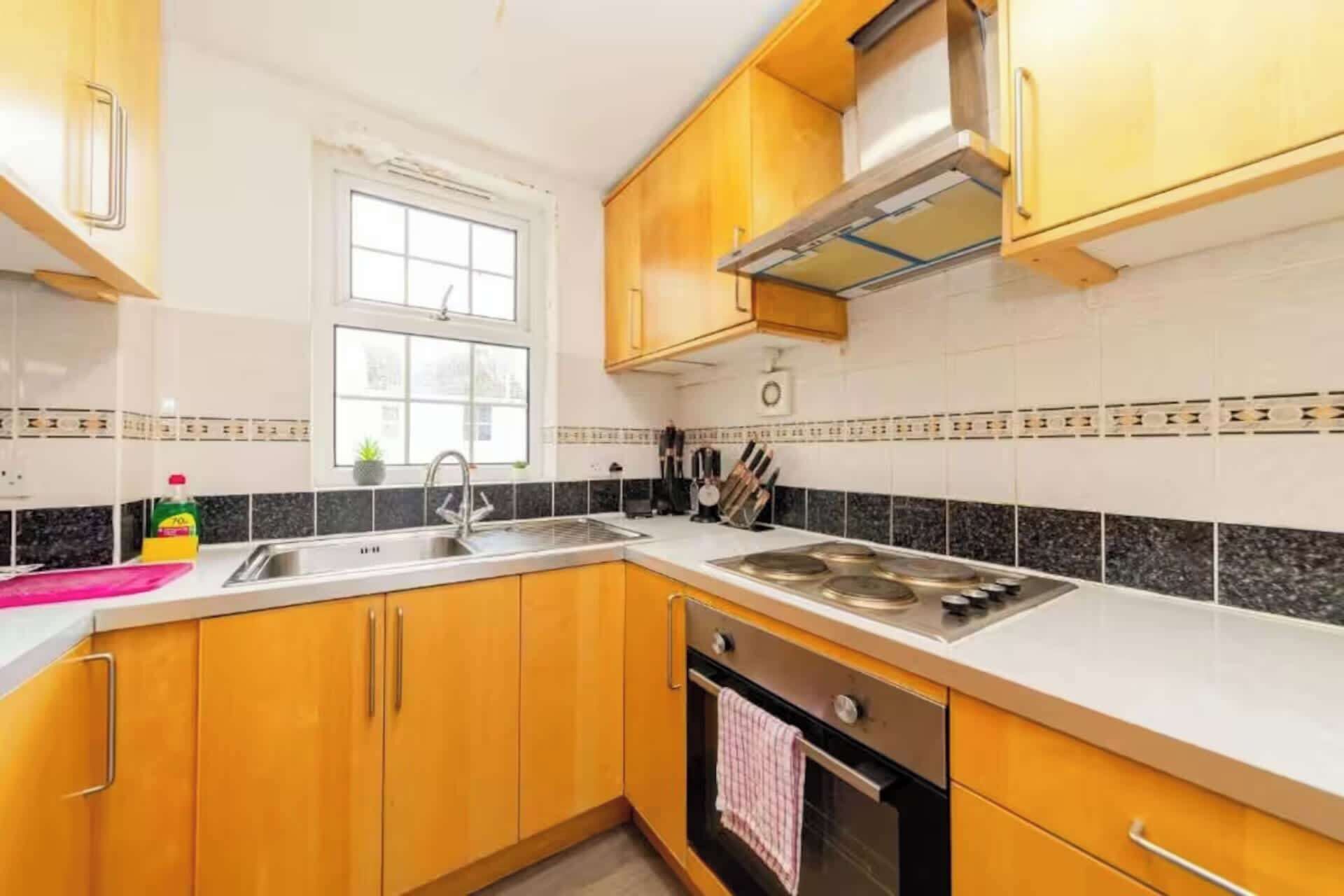 Køleskab, mikrobølgeovn, ovn, brødrister