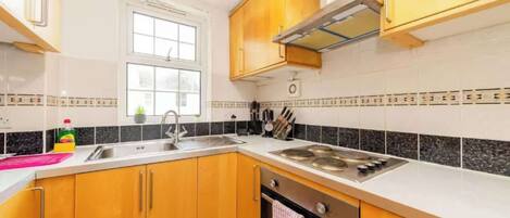 Køleskab, mikrobølgeovn, ovn, brødrister