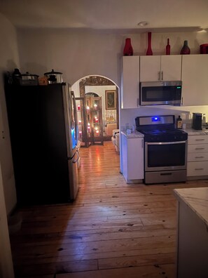 Mikroaaltouuni, uuni, liesi, astianpesukone