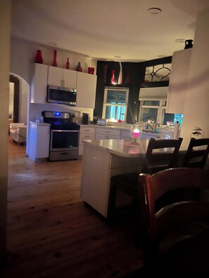 Mikroaaltouuni, uuni, liesi, astianpesukone