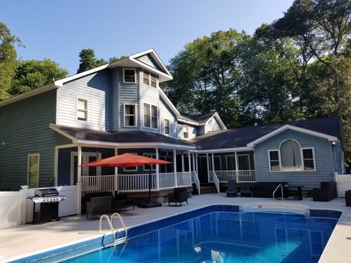 6 bedroom in Bishopville MD with 2 living rooms 2 kitchens &pool near Ocean City