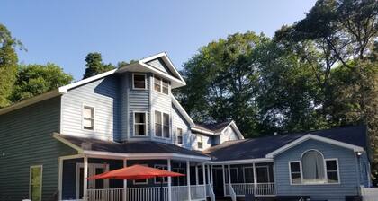 6 bedroom in Bishopville MD with 2 living rooms 2 kitchens &pool near Ocean City