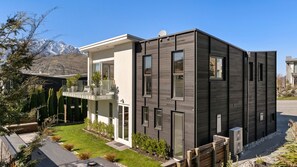 Exterior - Modern, sunny home centrally located to Queenstown with mountain views and spa pool: relax in style (Queenstown)