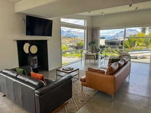 TV, fireplace, books - Modern, sunny home centrally located to Queenstown with mountain views and spa pool: relax in style (Queenstown)