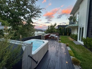 Terrace/patio - Modern, sunny home centrally located to Queenstown with mountain views and spa pool: relax in style (Queenstown)