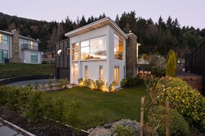 Exterior - Modern, sunny home centrally located to Queenstown with mountain views and spa pool: relax in style (Queenstown)