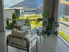 Interior - Modern, sunny home centrally located to Queenstown with mountain views and spa pool: relax in style (Queenstown)