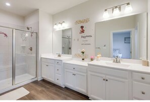 Shower, towels, soap, toilet paper - Delightful balti, Washington DC retreat (Laurel)
