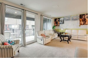 Living area - Delightful balti, Washington DC retreat (Laurel)