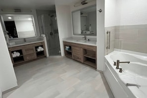 Hair dryer, towels, soap, toilet paper - Magnificent Resot in kissimmee, close to parks and entertainment, FL. (Celebration)
