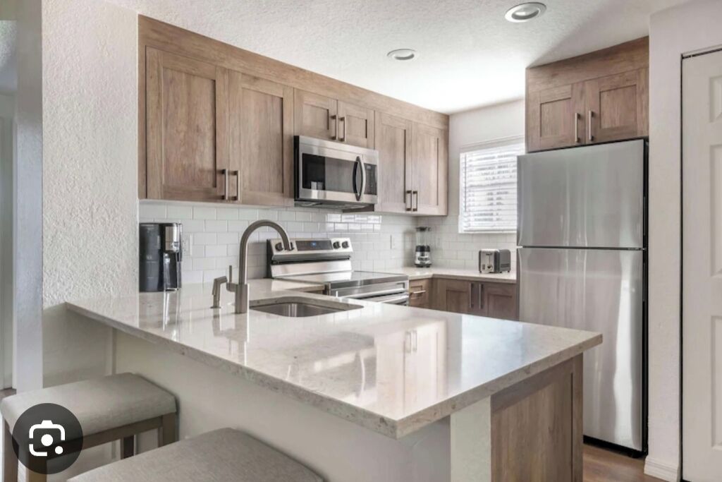 Coffee/tea maker, fridge, microwave, oven