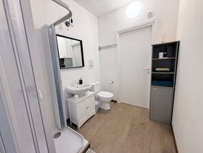 Dusche, Haartrockner, Bidet, Handtücher