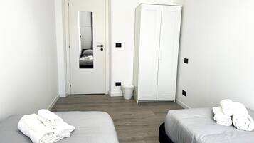 Tabla de planchar con plancha, wifi y ropa de cama