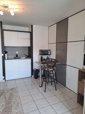 Micro-ondes, four, plaque de cuisson