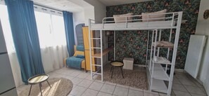 Cuna de viaje y ropa de cama 