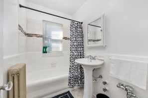 Hair dryer, towels, soap, shampoo - Walkable Oasis: Your Chic Loft Awaits / Near Shops (Oak Park)