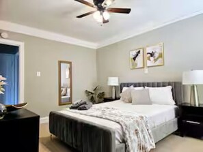 Iron/ironing board, WiFi, bed sheets - Walkable Oasis: Your Chic Loft Awaits / Near Shops (Oak Park)