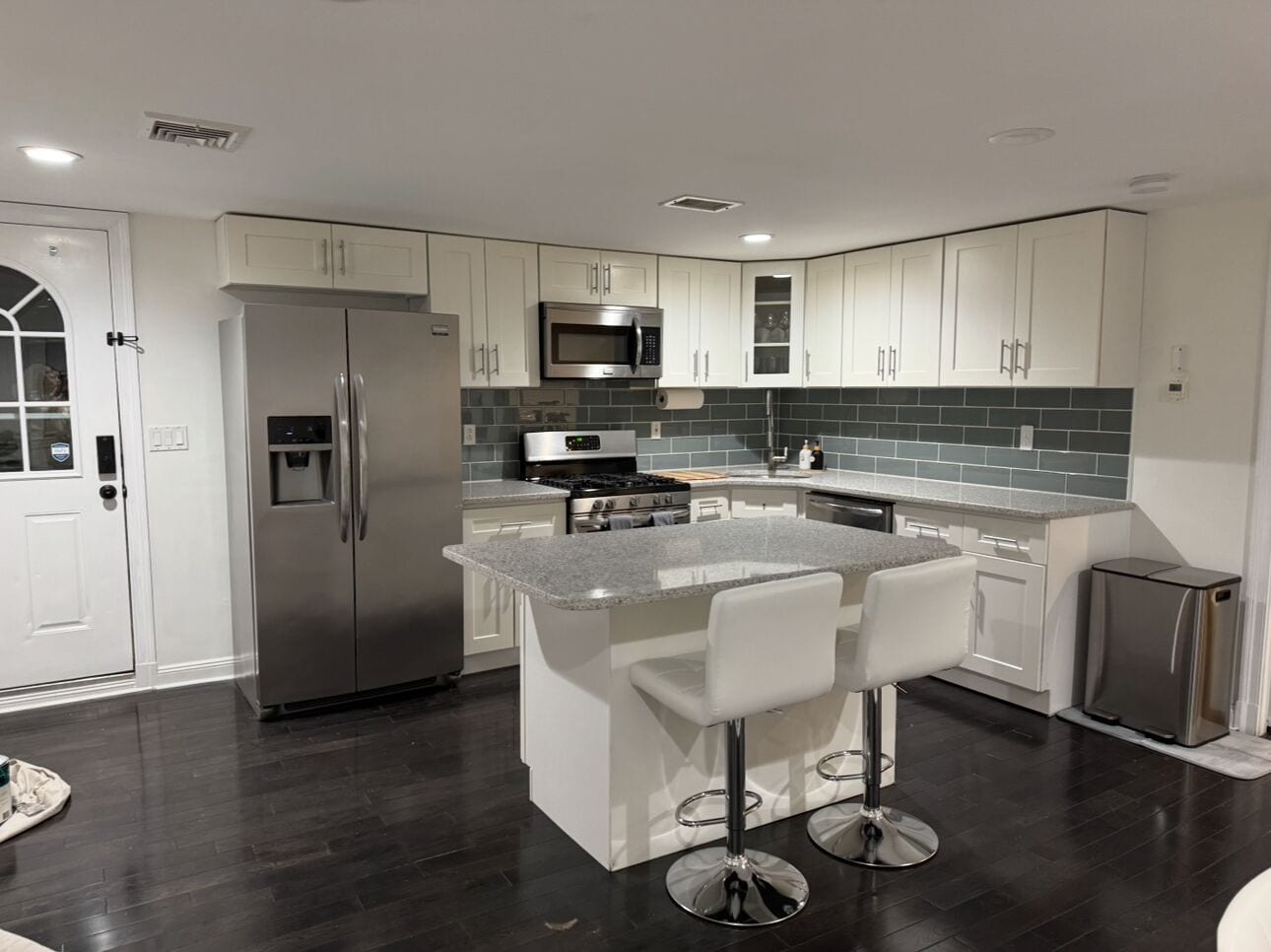 Microondas, horno, placa de cocina y lavavajillas