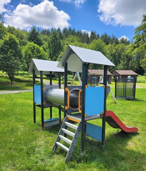 Children's area - Cozy wooden chalets with terrace on forest edge facing a running stream. (Guéret)