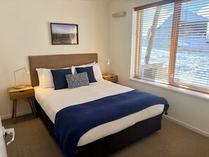 Iron/ironing board, Internet - Schnapps 02 Snow Escape (Mount Hotham)